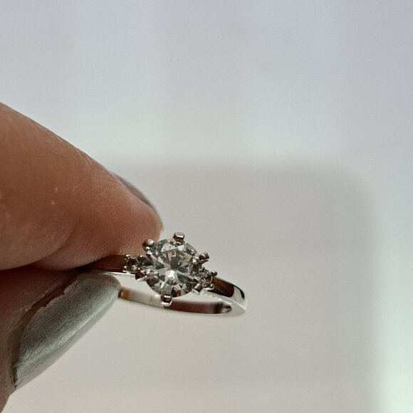 Stunning Ring with Solitaire Zirconia in Diamond Look - Picture 3 of 7